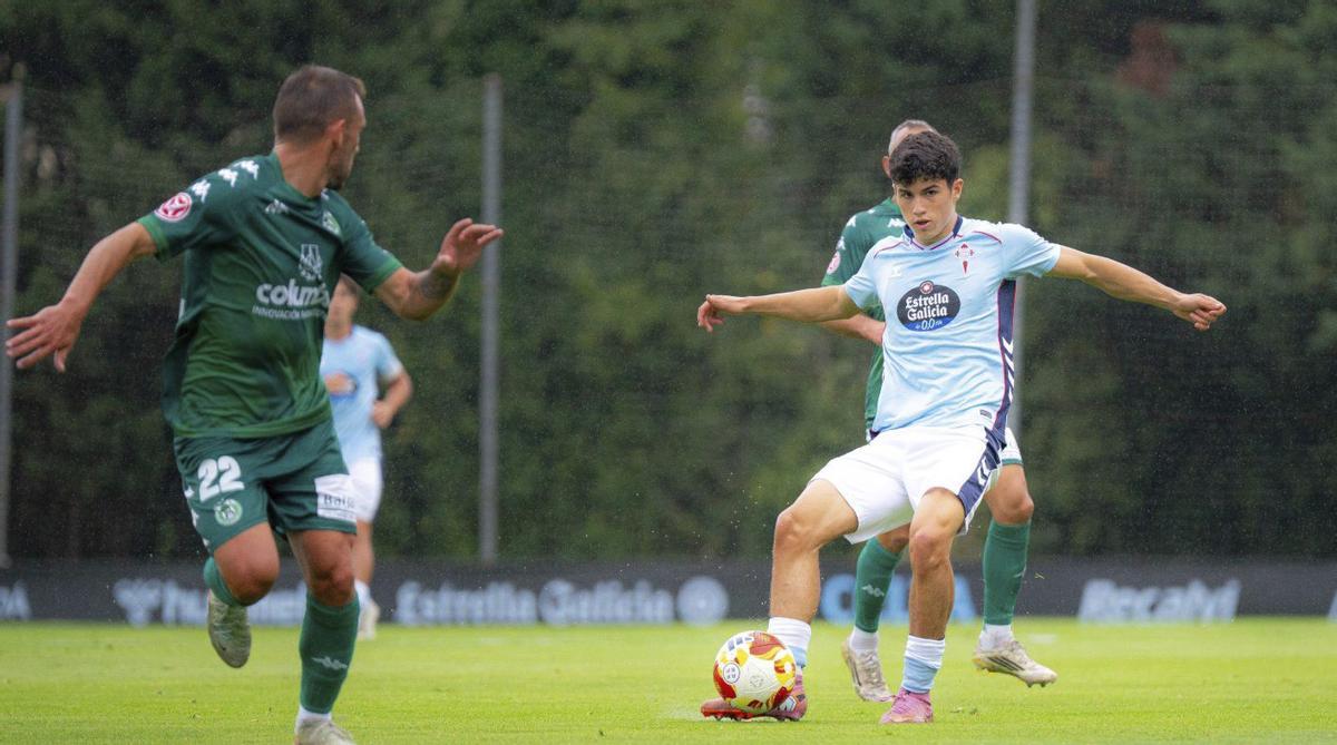 Andrés Antañón conduce la pelota en la última visita del Arenteiro al campo de Barreiro. | PEDRO MINA