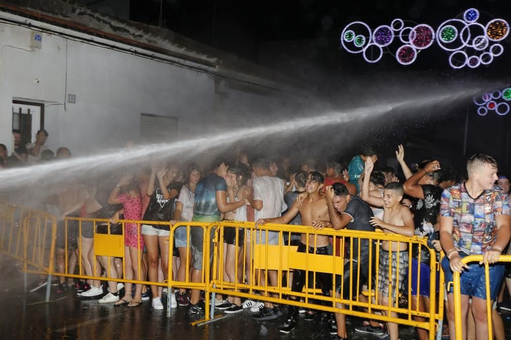 Cientos de personas, la mayoría adolescentes que quisieron disfrutar de la "cremá" y posterior "bañá" de los bomberos, se acercaron al barrio del Calvario para ver arder su hoguera