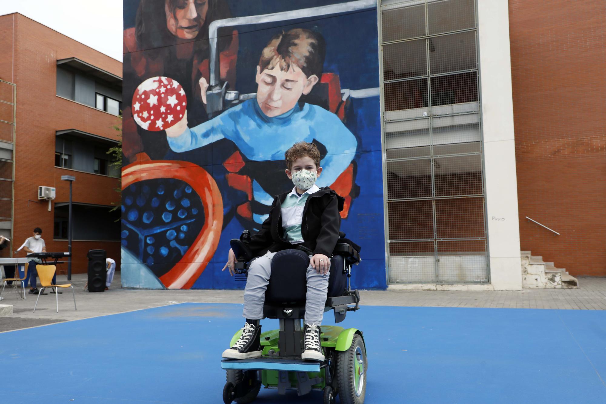 La investigadora Elena García y Álvaro de la Calle protagonizan un nuevo mural sobre científicas