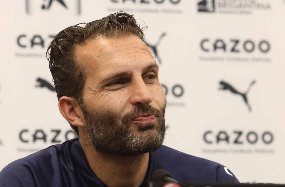 Ruben Baraja durante la rueda de prensa previa al Valencia - Osasuna