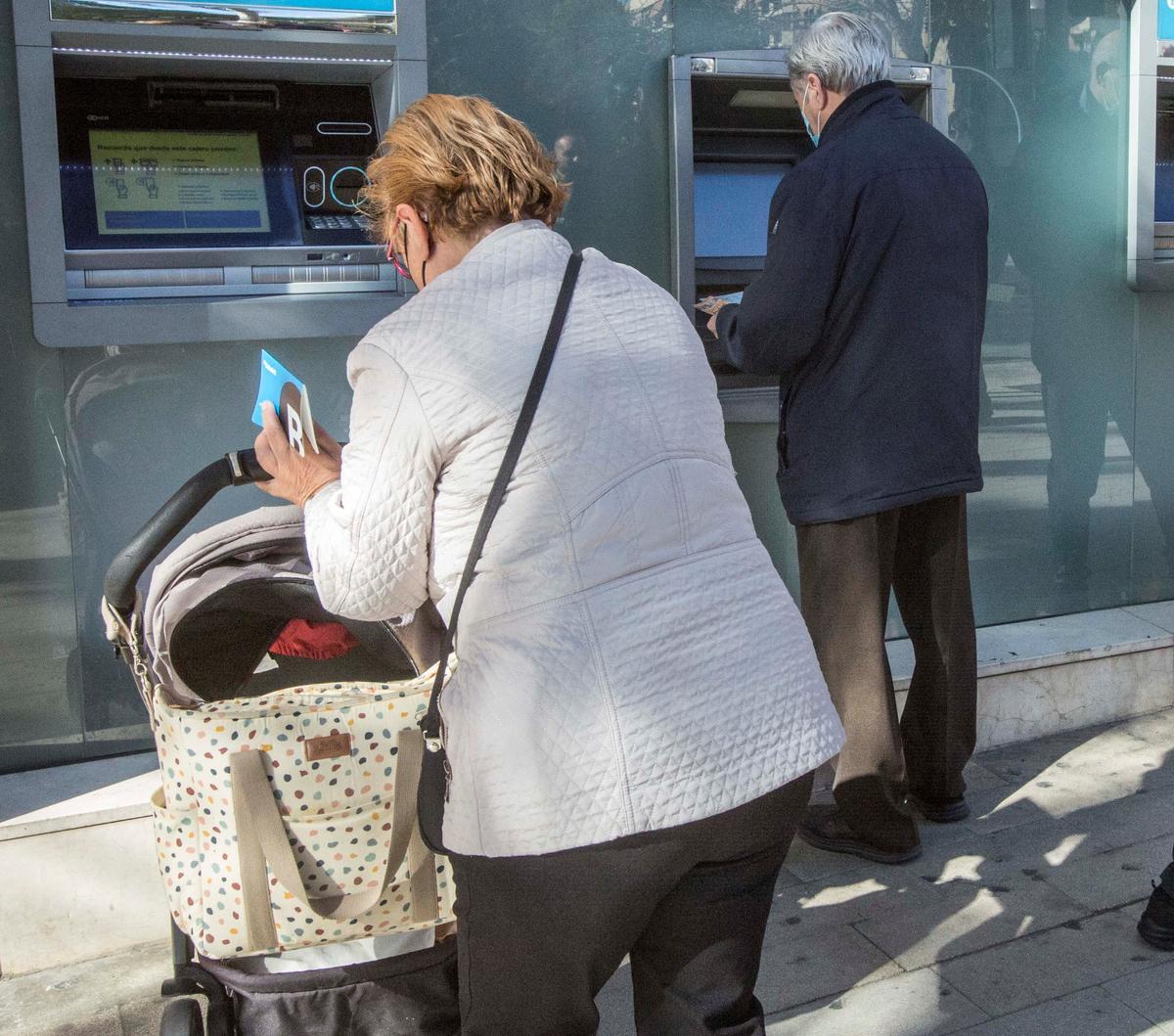 La brecha digital y las relaciones con la banca son otro de los focos del maltrato a los mayores.