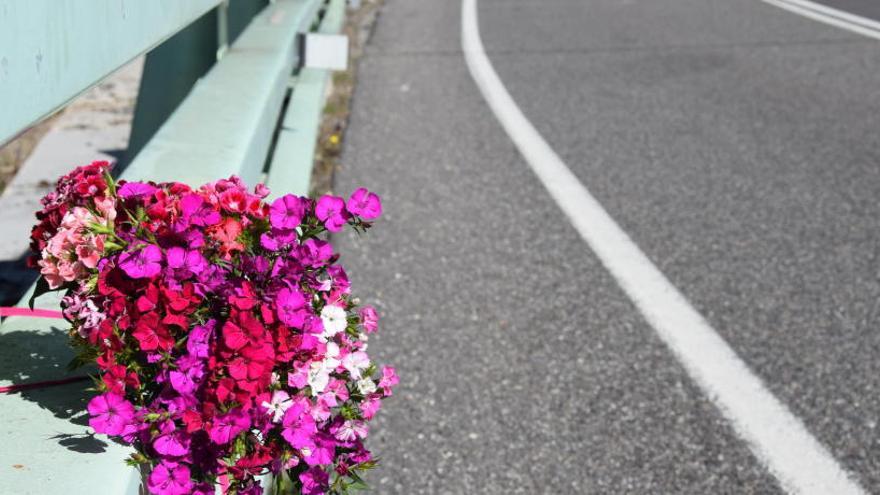 Un ram de flors al pont de la C-16 on van tenir lloc els fets