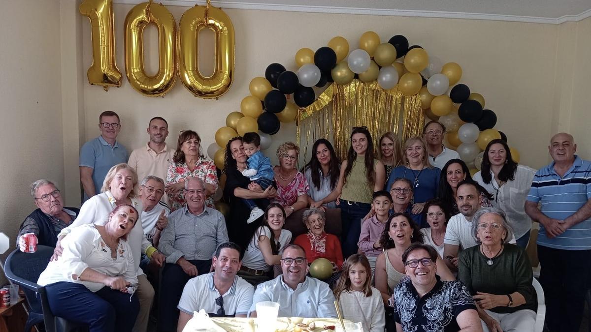 Noemí Conde junto a familiares, amigos y vecinos celebrando sus 100 años