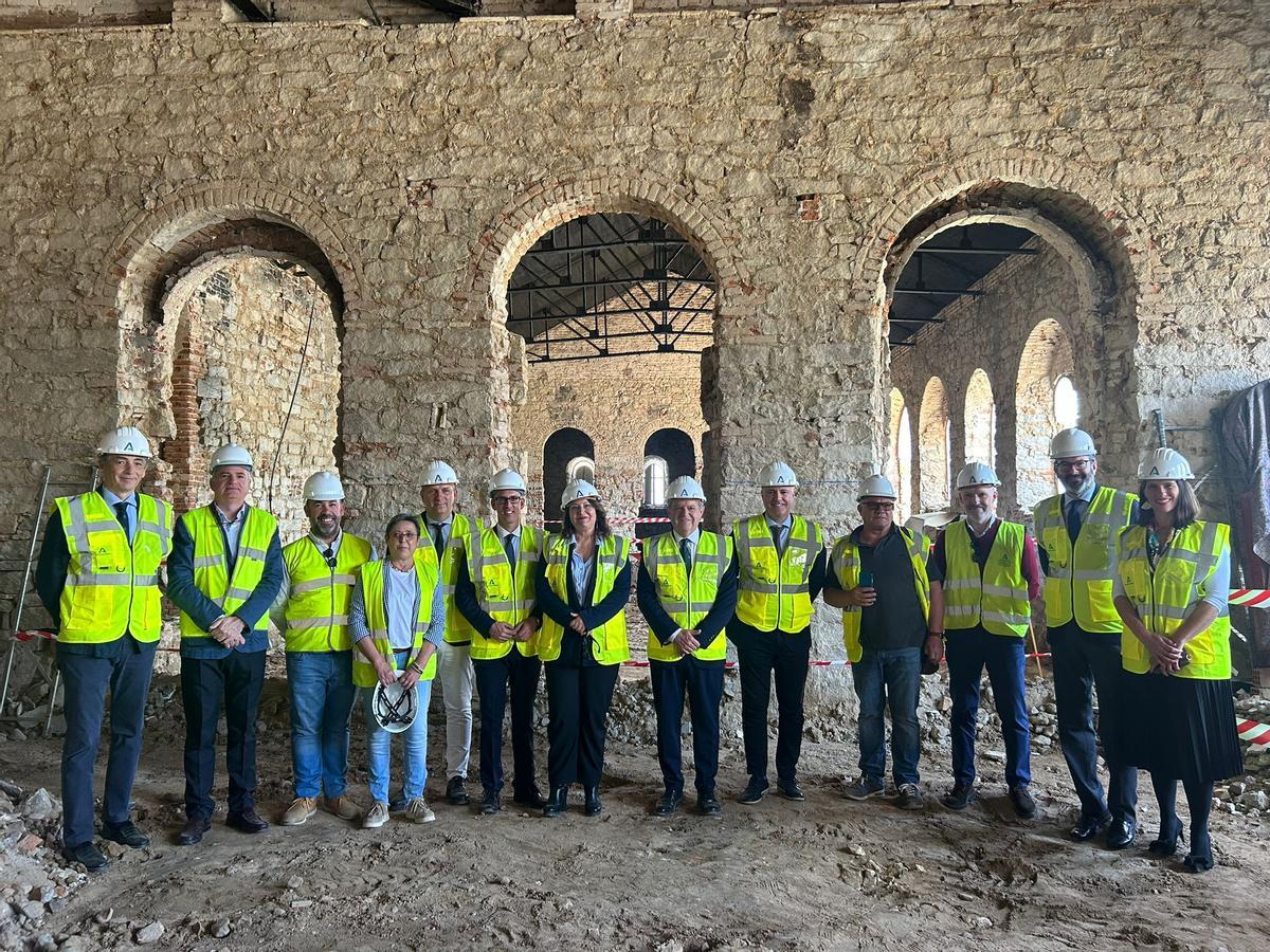 Carmen Crespo visita las obras de la nueva sede de la OCA en Pozoblanco.