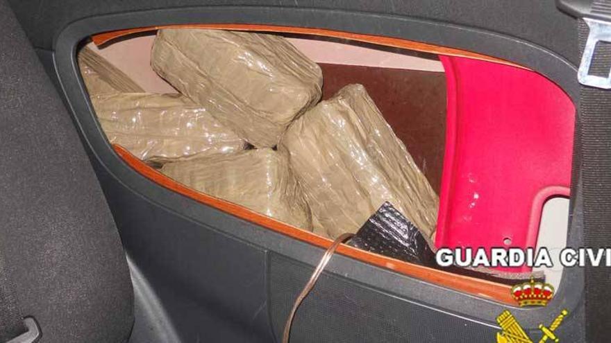 Incautados en Badajoz 14 kilos de hachís ocultos en las puertas de un turismo