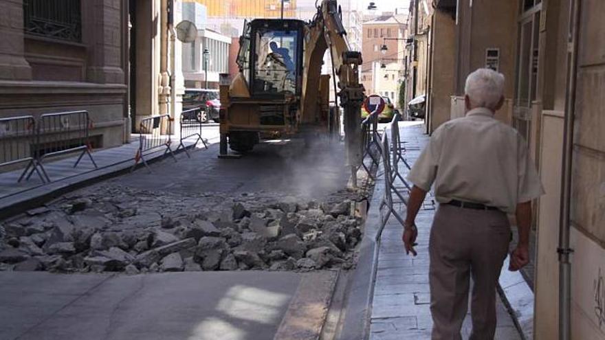El hundimiento de la galería subterránea de servicios obliga a reparar la calle Sant Jordi