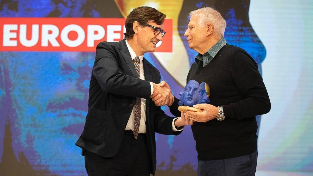 Salvador Illa entregando el premio a los valores europeos a Josep Borrell.