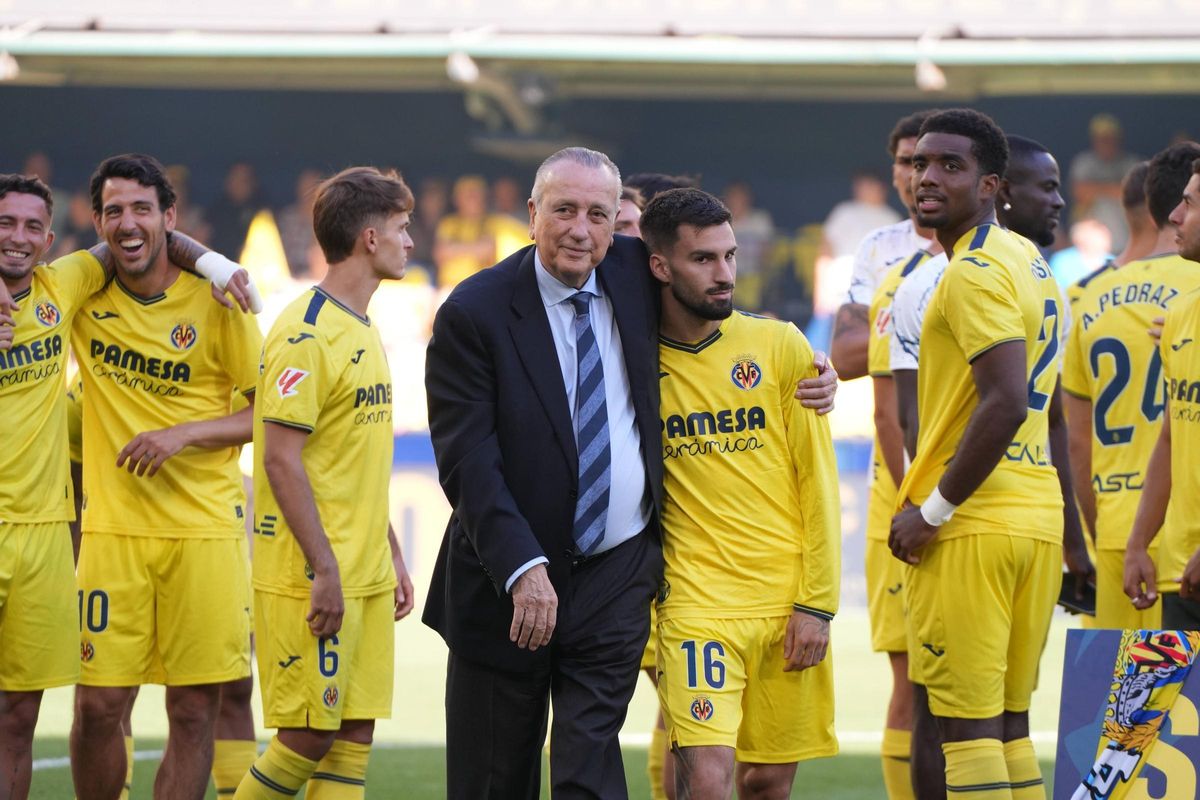 Fernando Roig, presidente del Villarreal, junto a Álex Baena.