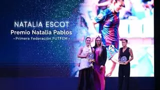 Natalia Escot recibe dos premios tras su gran temporada con el Barça B