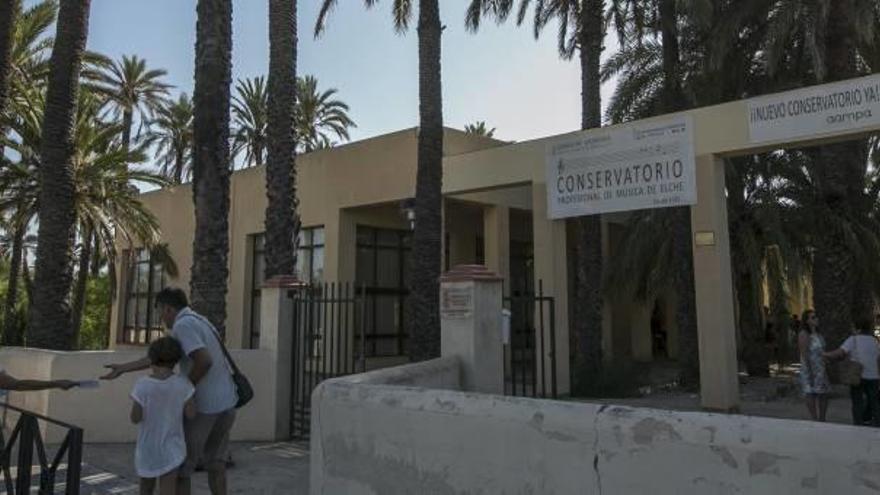 Alumnos y padres ante la actual sede del Conservatorio de Música de Elche, en el Hort de la Torre del Vaïllos, durante la tarde de ayer.