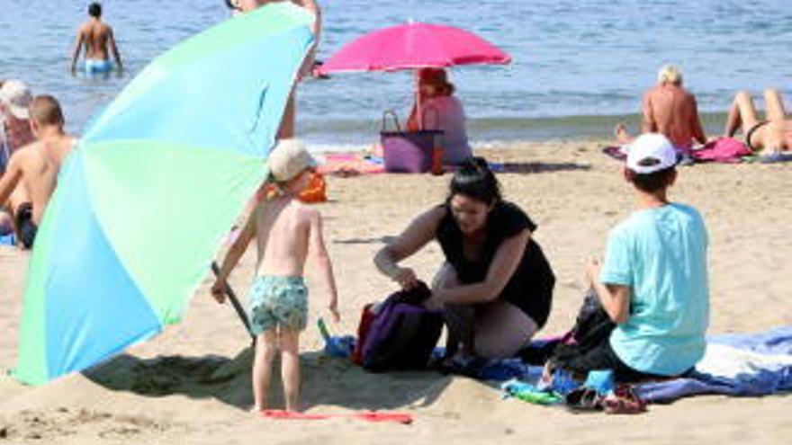 Para-sols per combatre la onada de calor a Roses