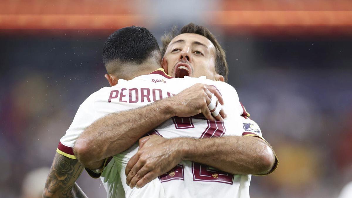 Pedro Porro i Mikel Oyarzabal s’abracen després de marcar el segon gol d’Espanya. | CARLOS RAMÍREZ / EFE