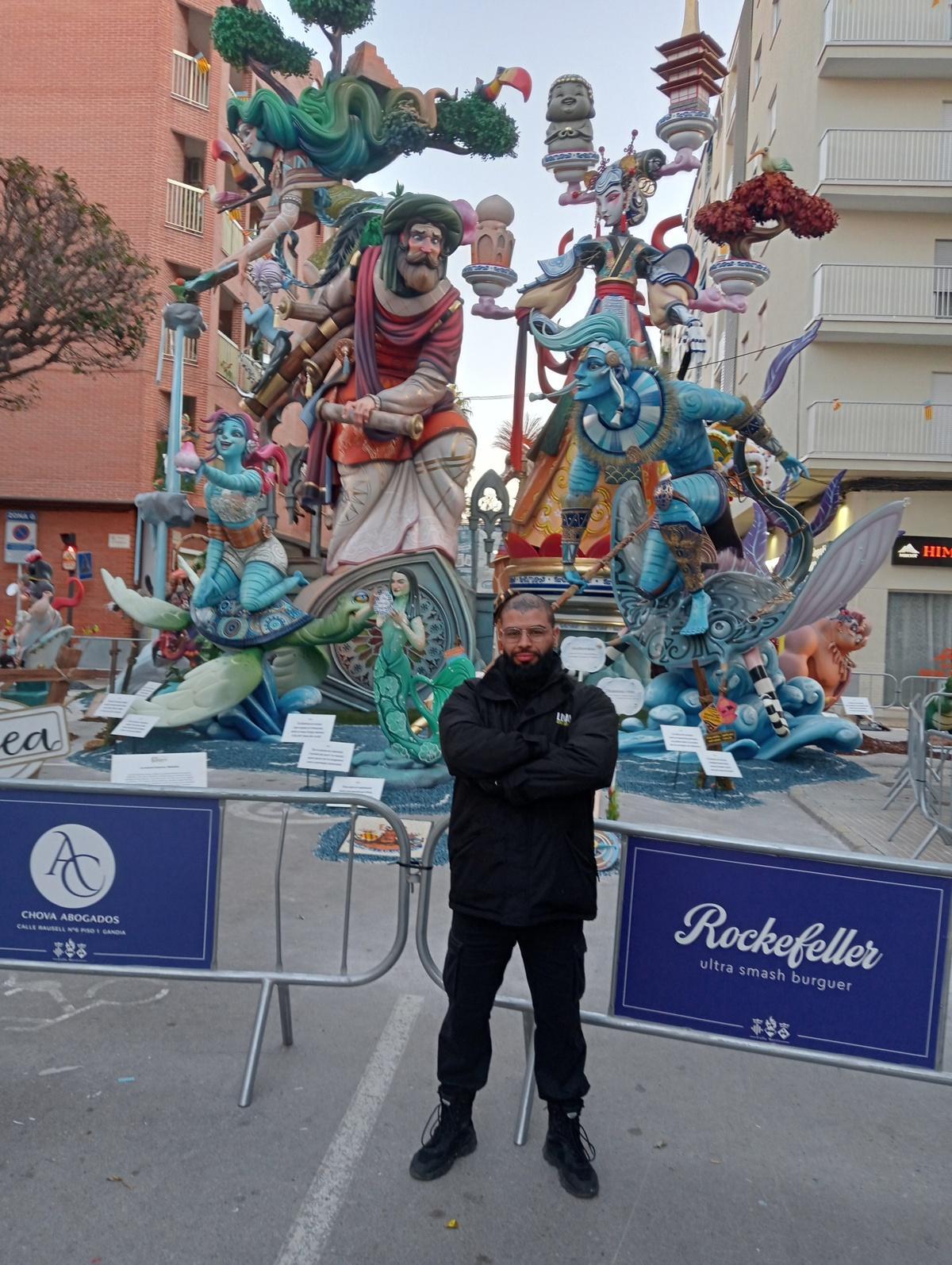 Otra imagen del vigilante con el monumento a su espalda