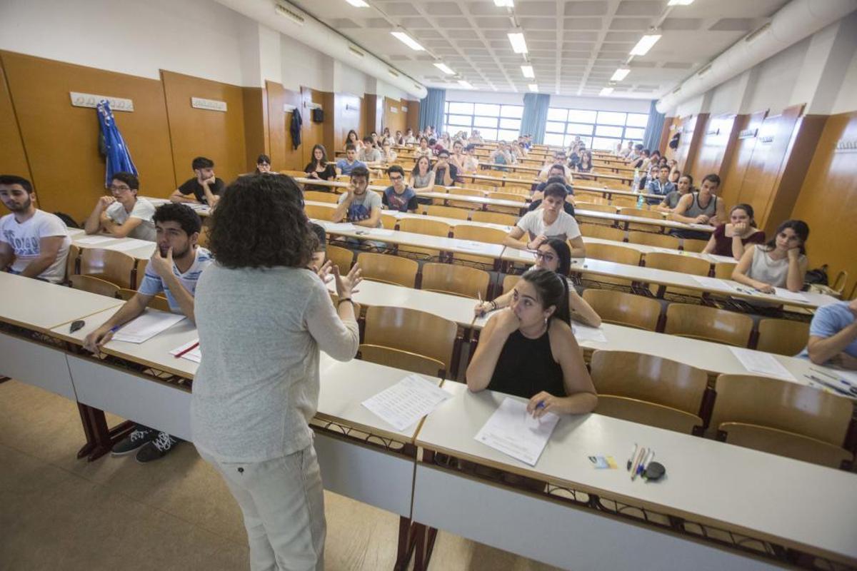 Los alumnos hacen los exámenes Los alumnos hacen los exámenes