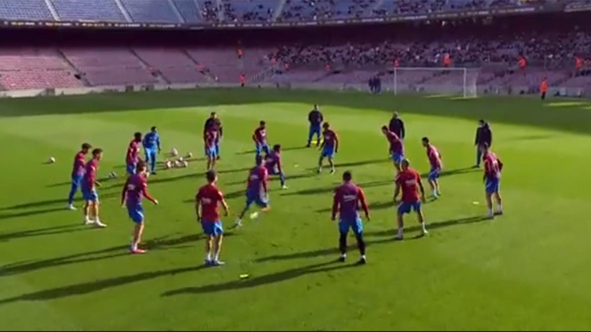 ¡Espectacular rondo del Barça ante la mirada de la afición!
