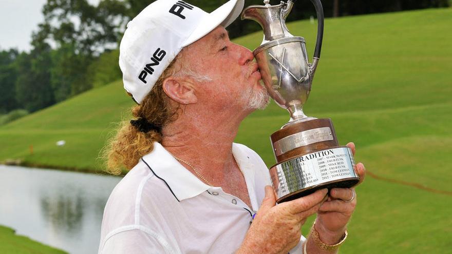 Jiménez besa el trofeo tras ganar el torneo en Greystone Golf &amp; Country Club