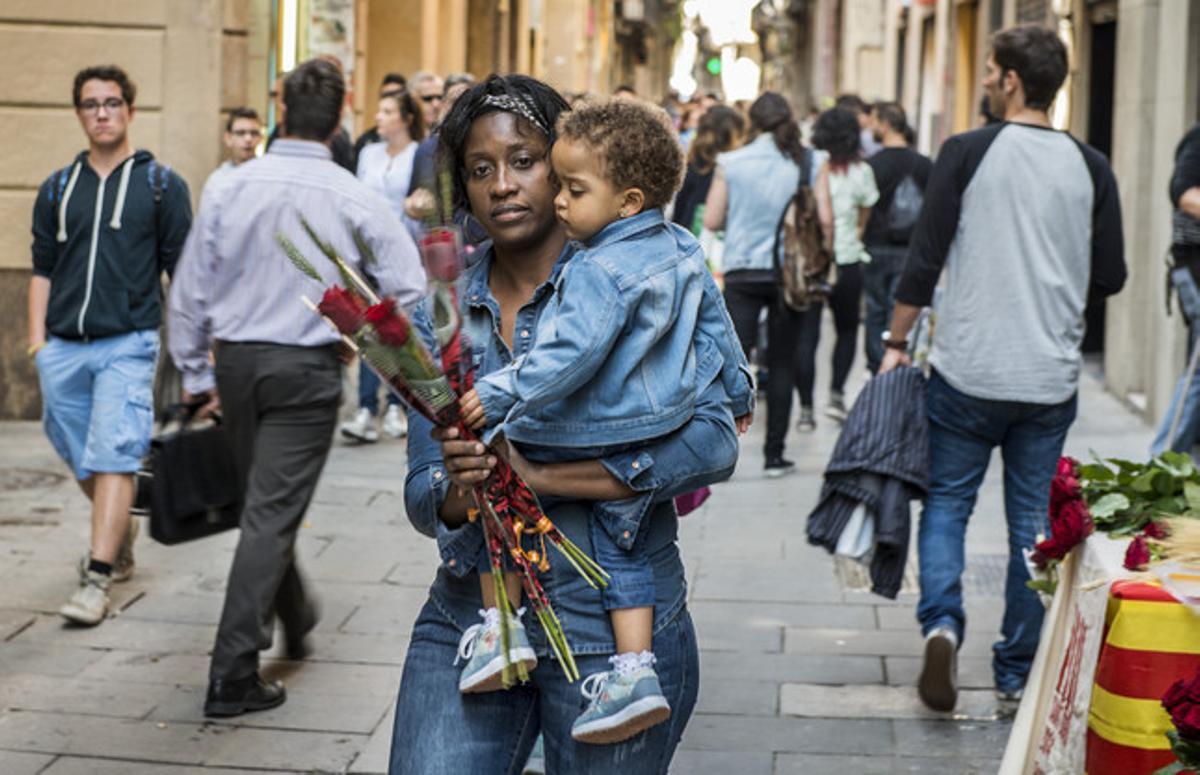 Una mujer con disfruta de la ’diada’ con su hijo, en el carrer Tallers de Barcelona.