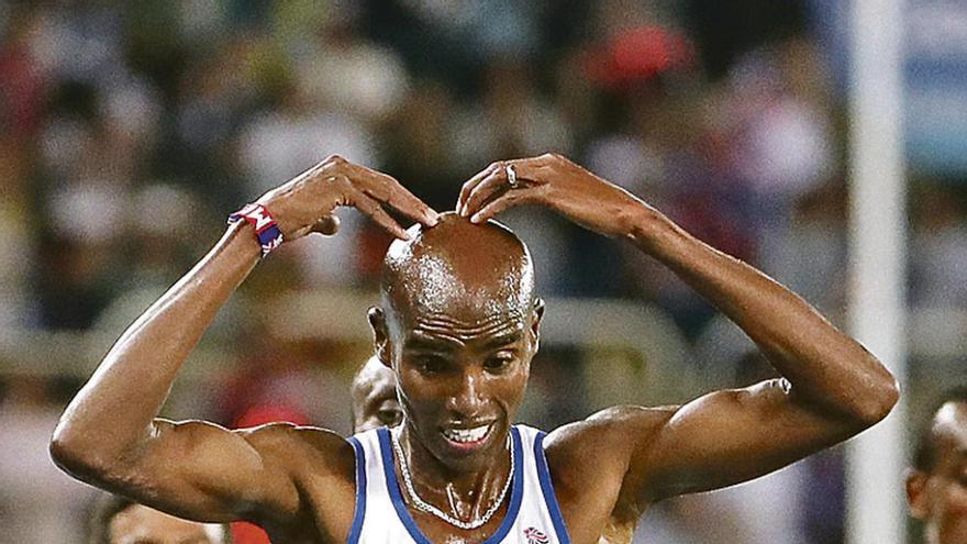 Mo Farah cruza vencedor la meta de la prueba de los 10.000 metros. /