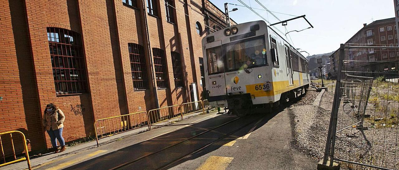 El tren circula junto a la zona donde se construyó el falso túnel. | Miki López