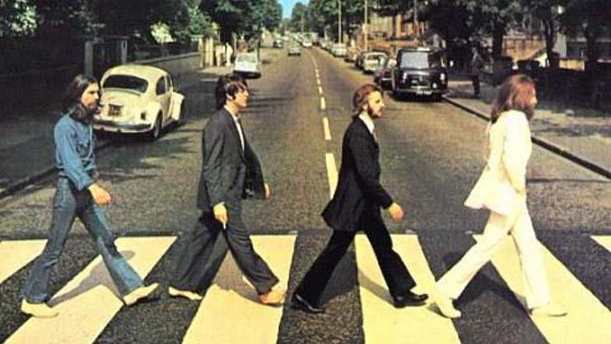 La portada del álbum Abbey Road que representa a los Beatles cruzando un paso peatonal frente a los consagrados estudios.