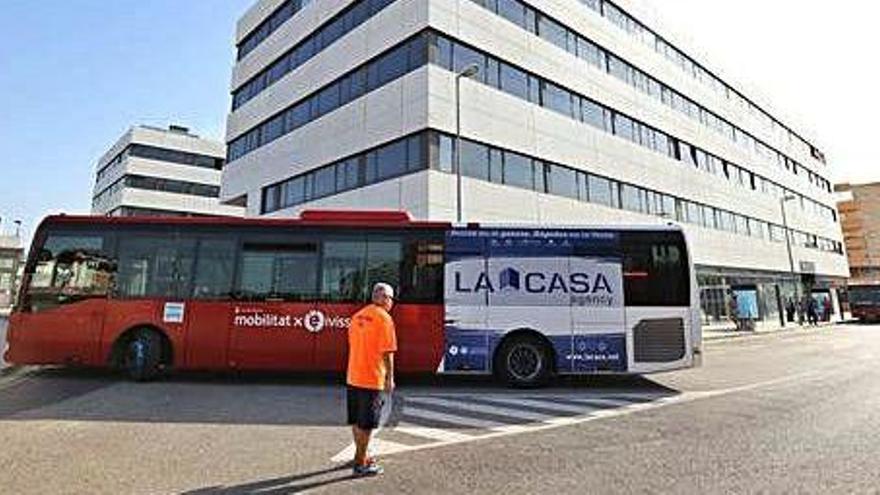 Un autobús lleva a cabo pruebas de operatividad en una parada del exterior del edificio del Cetis, en una imagen de archivo.