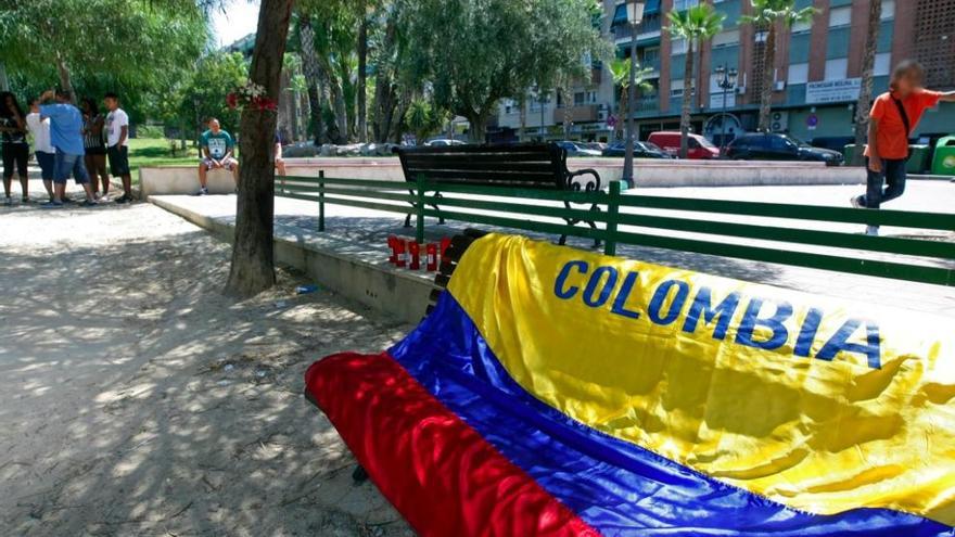 Una bandera de Colombia desplegada en el banco junto al que cayó desplomado Bryan.