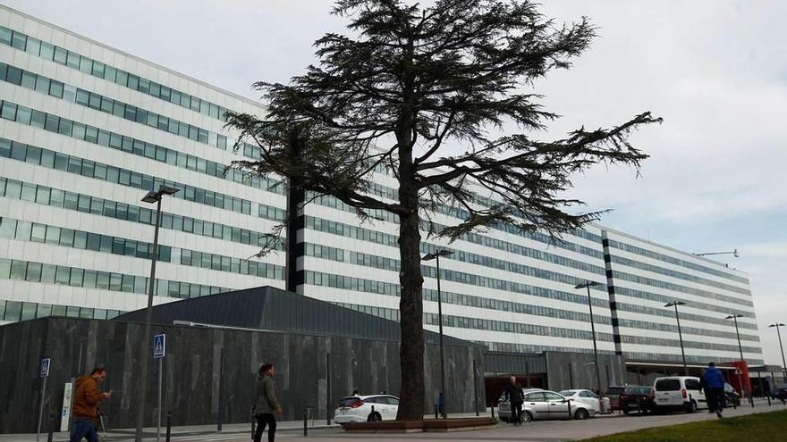 Fachada del edificio de hospitalización del HUCA.