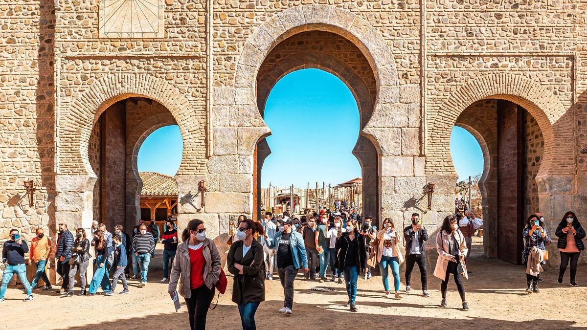 Asistentes saliendo del parque de Puy du fou.