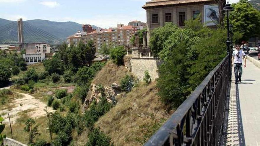 Imagen del cauce con la pista al fondo a la derecha.