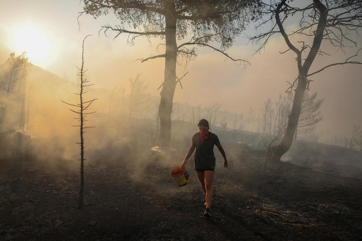 Dos grandes incencios cerca de Atenas obligan a evacuar a miles de personas