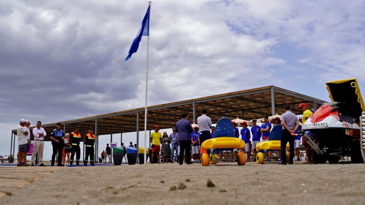 La Bandera Azul ondea en la playa de Las Vistas mientras el alcalde, José Julián Mena, se dirige al personal. | | E.D.