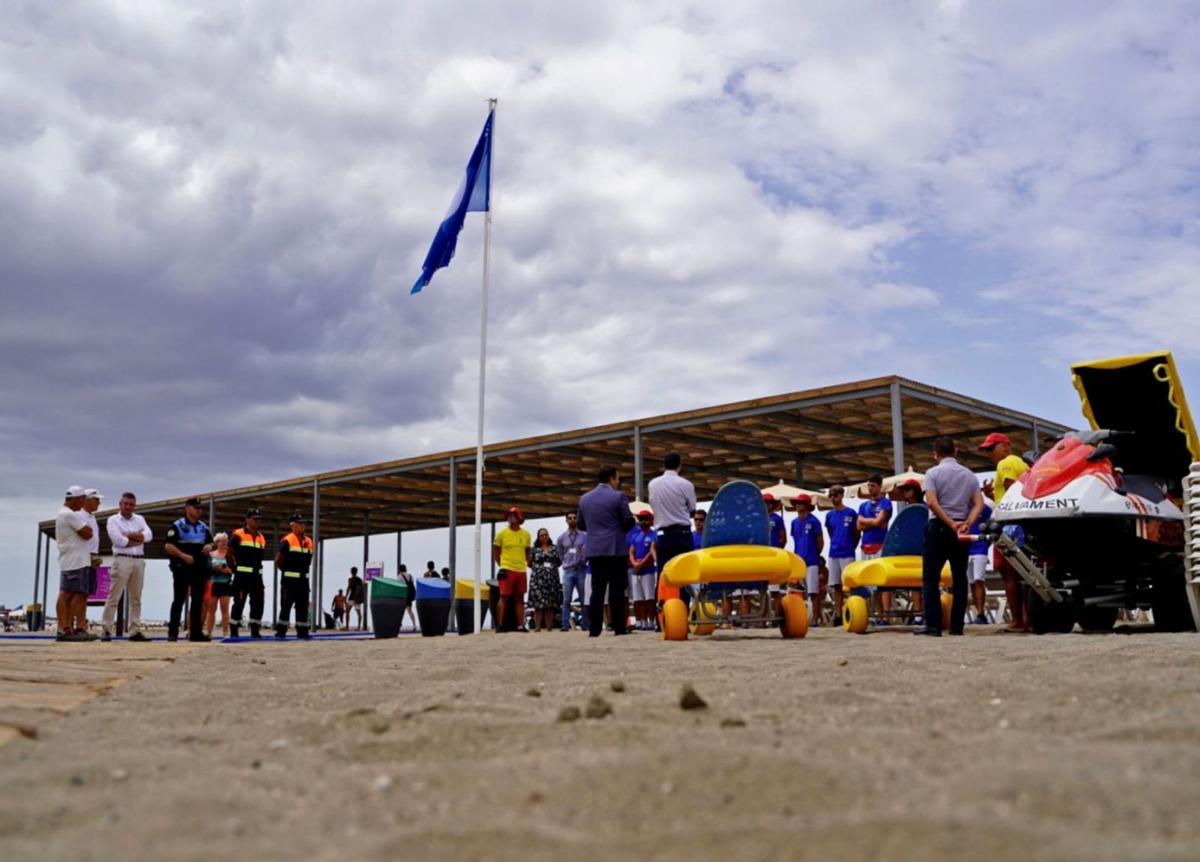 La Bandera Azul ondea en la playa de Las Vistas mientras el alcalde, José Julián Mena, se dirige al personal. | | E.D.