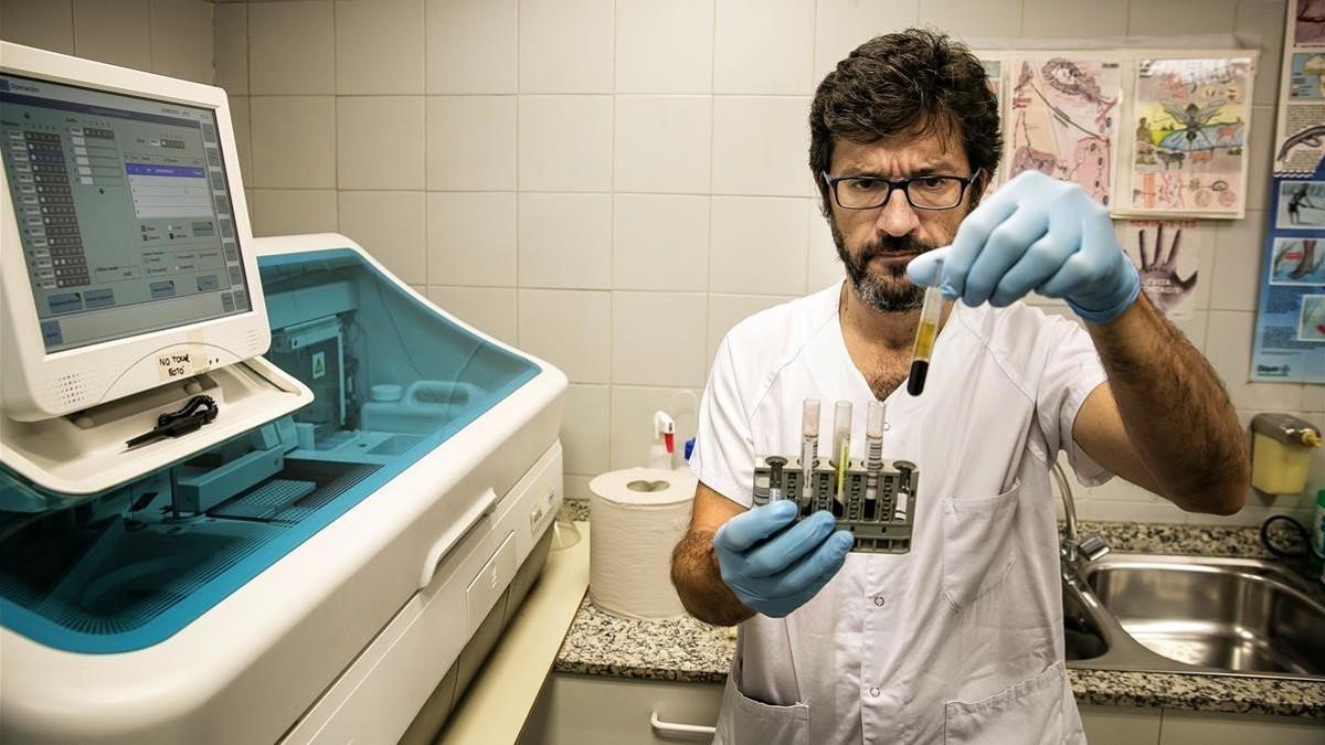El doctor Mateu Espasa, en el servicio de microbiología de la Unitat d¿Atenció Continuada de Drassanes-Vall d'Hebron.