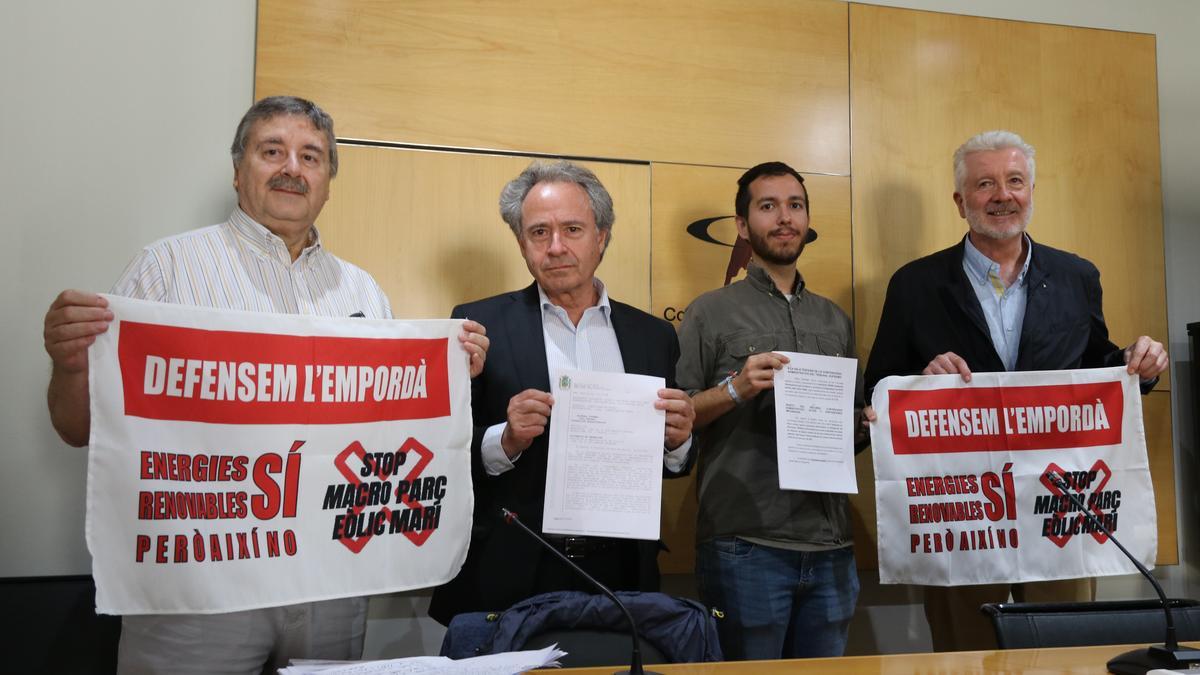 Membres de les entitats contràries al macroparc eòlic marí amb pancartes al Col·legi de periodistes