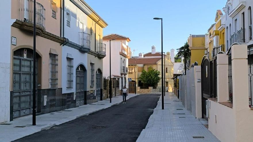 Una joven camina por la calle Río Guadiana de Lucena, recién remodelada.