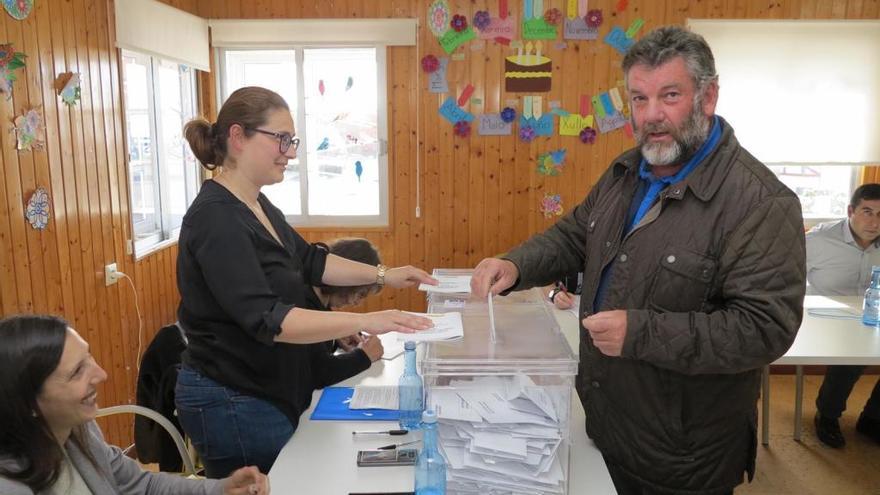 Votaciones en el colegio Conmeniño.