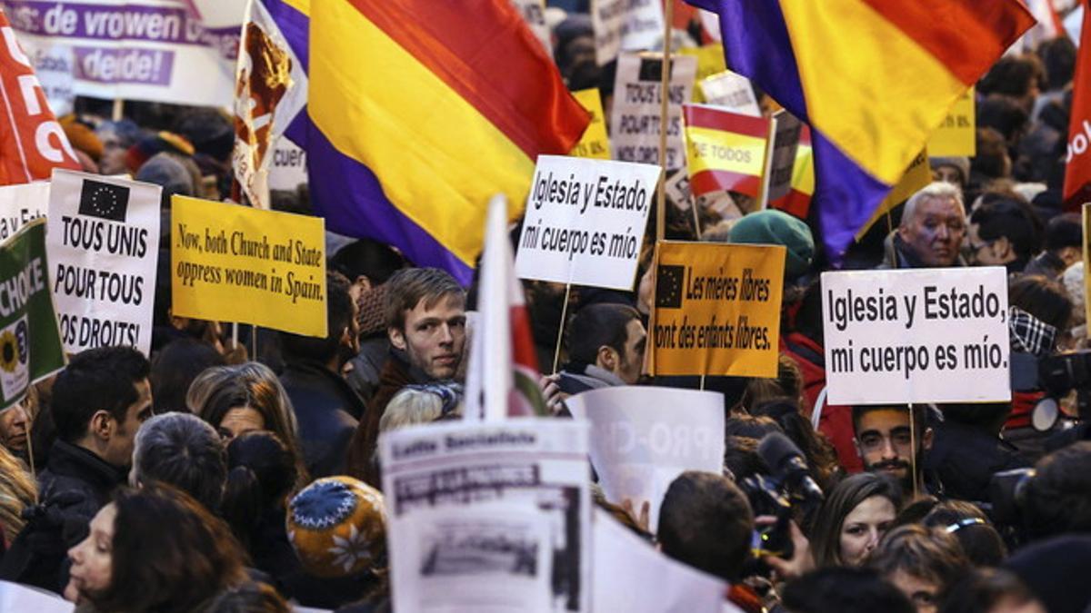 Manifestantes muestran pancartas durante la protesta convocada frente a la embajada española contra la ley del aborto española, en Bruselas, este miércoles.