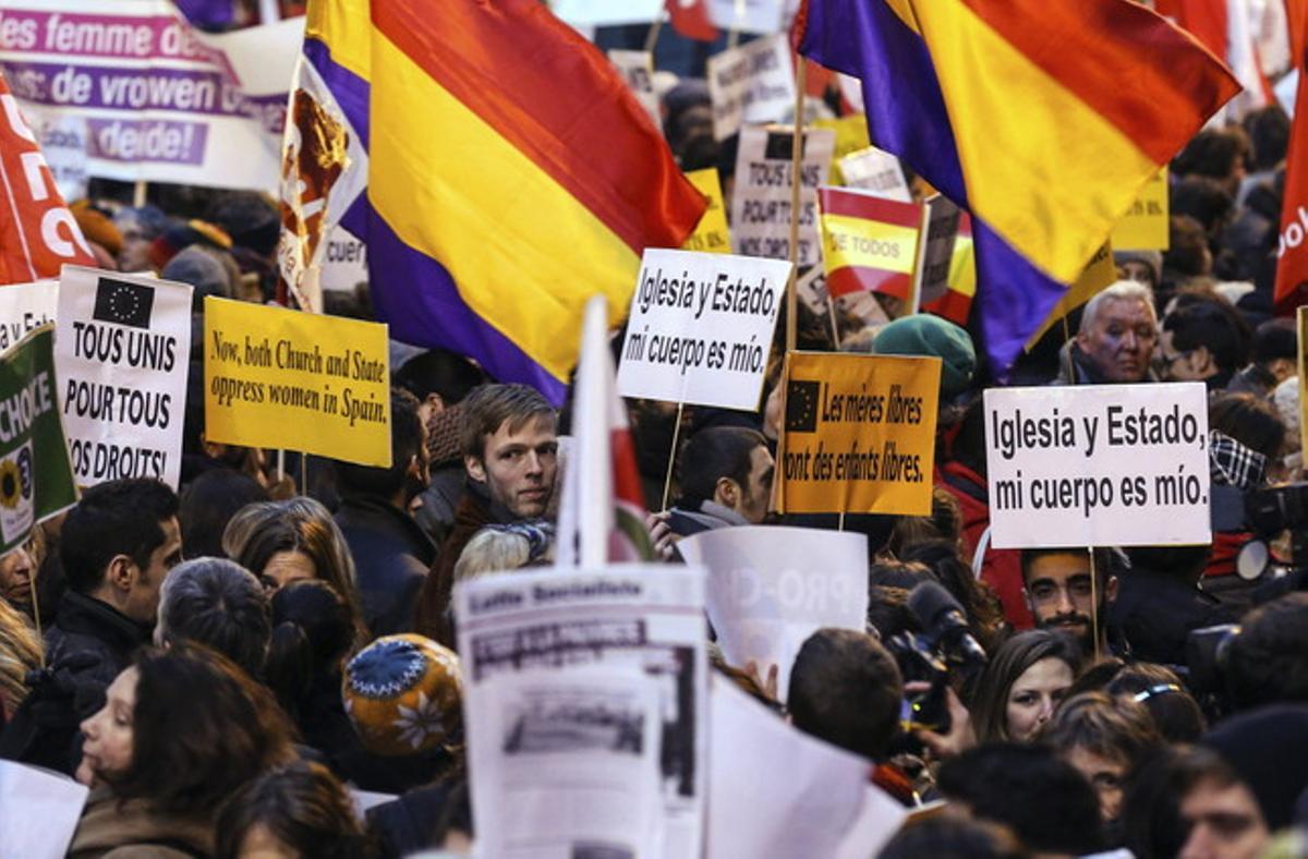 Manifestantes muestran pancartas durante la protesta convocada frente a la embajada española contra la ley del aborto española, en Bruselas, este miércoles.