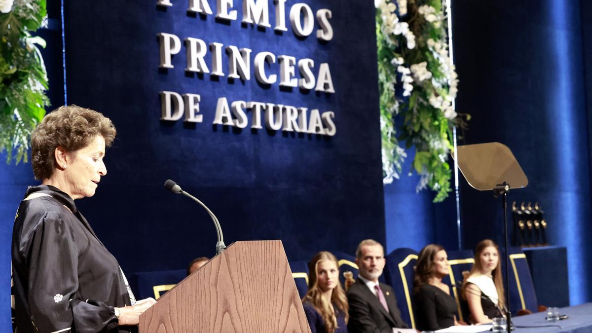 La presidenta de la Fundación Princesa de Asturias, Ana Isabel Fernández Álvarez, durante su primer discurso en la ceremonia de los premios.