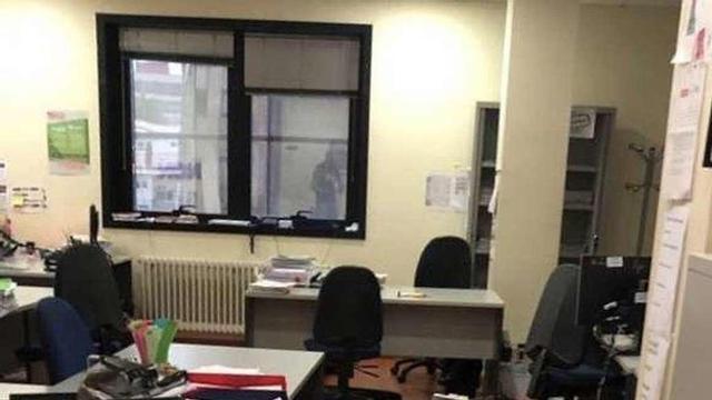 Estado en que quedó el juzgado asaltado el sábado. // @VickyRosell/Twitter