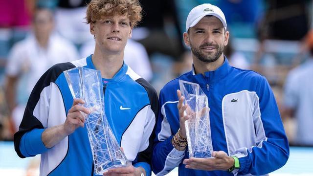 Jannik Sinner, junto a Grigor Dimitrov tras la final del Masters de Miami.sso' a Carlos Alcaraz en la clasificación