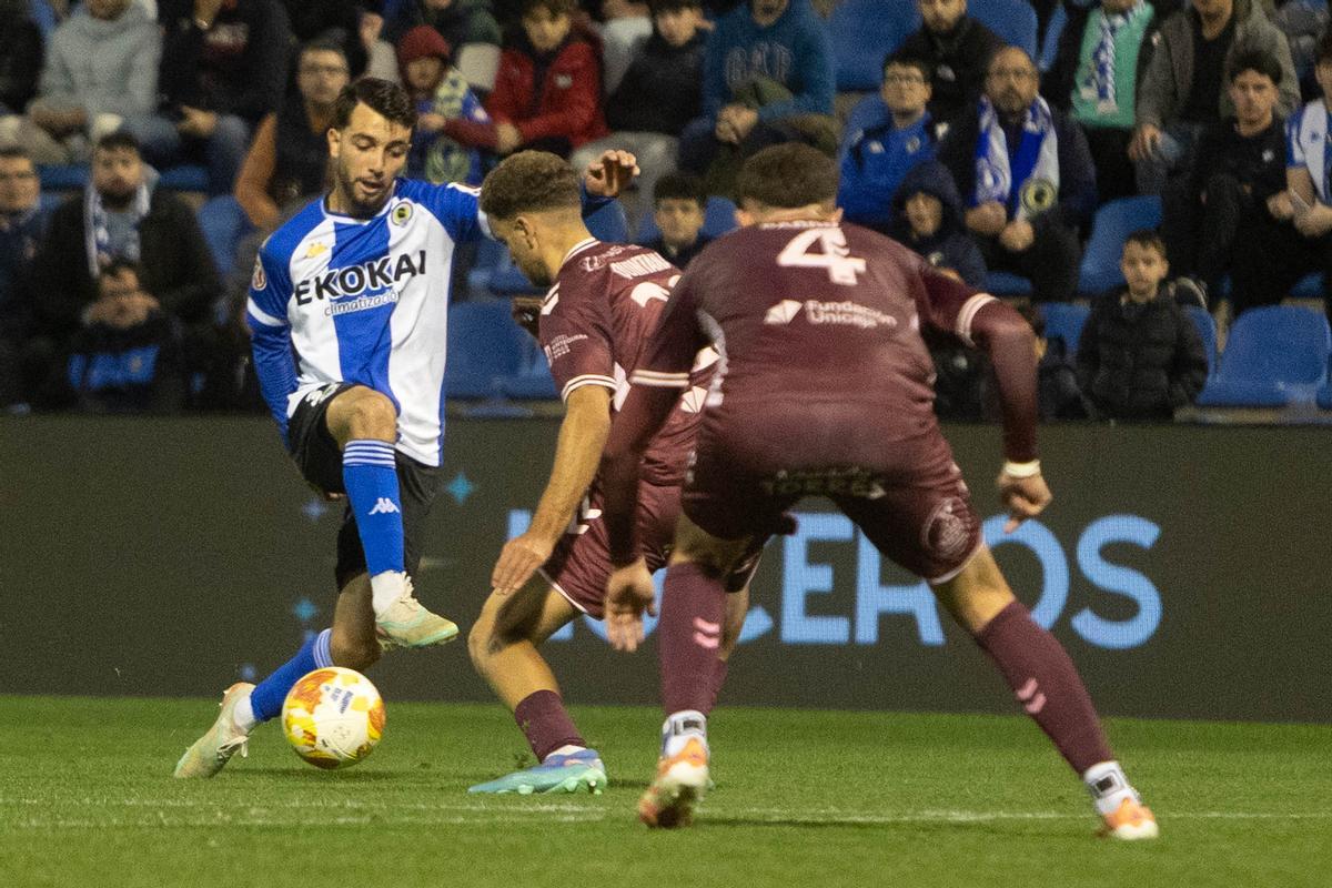 Mehdi Puch busca el pase durante un partido de la segunda vuelta en el Rico Pérez.