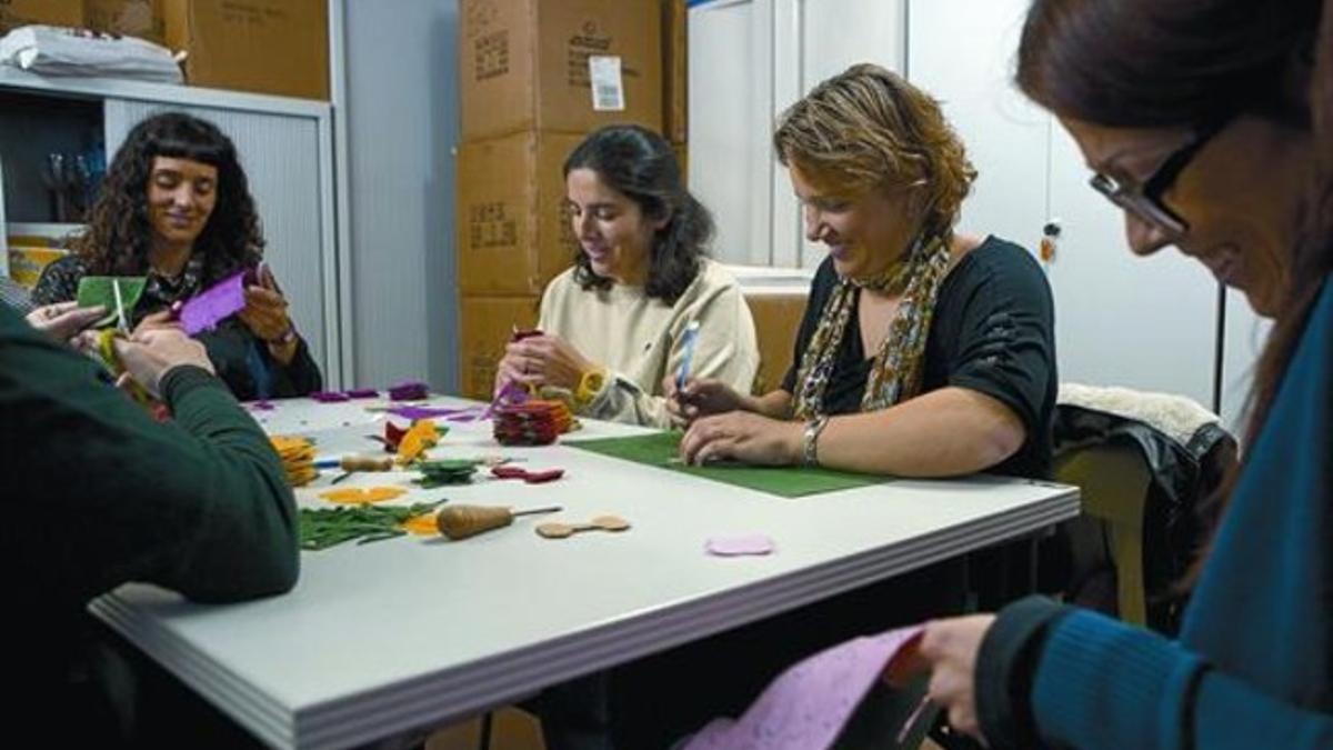 El ampa del colegio Les Acàcies hace preparativos para el próximo Sant Jordi.