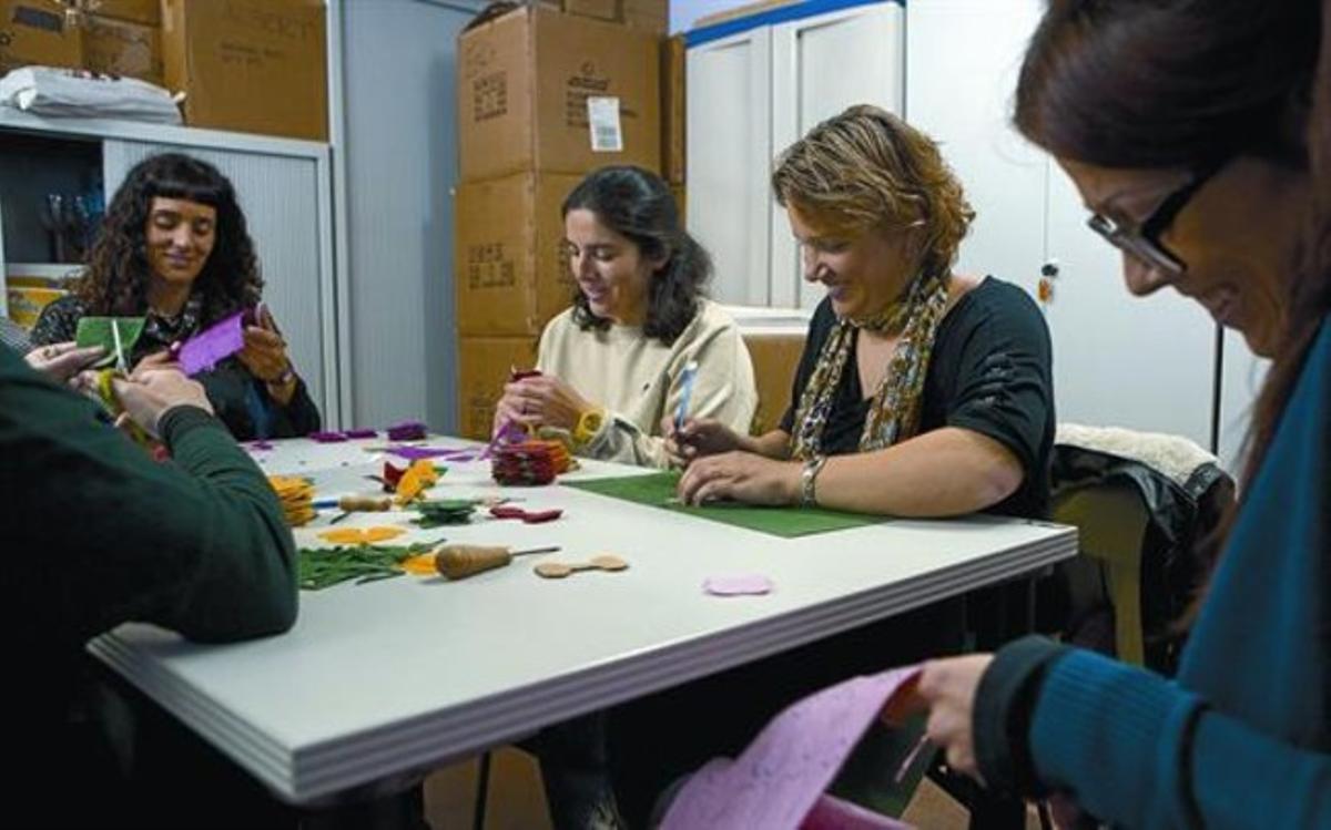 L’ampa del col·legi Les Acàcies fa preparatius per al pròxim Sant Jordi.