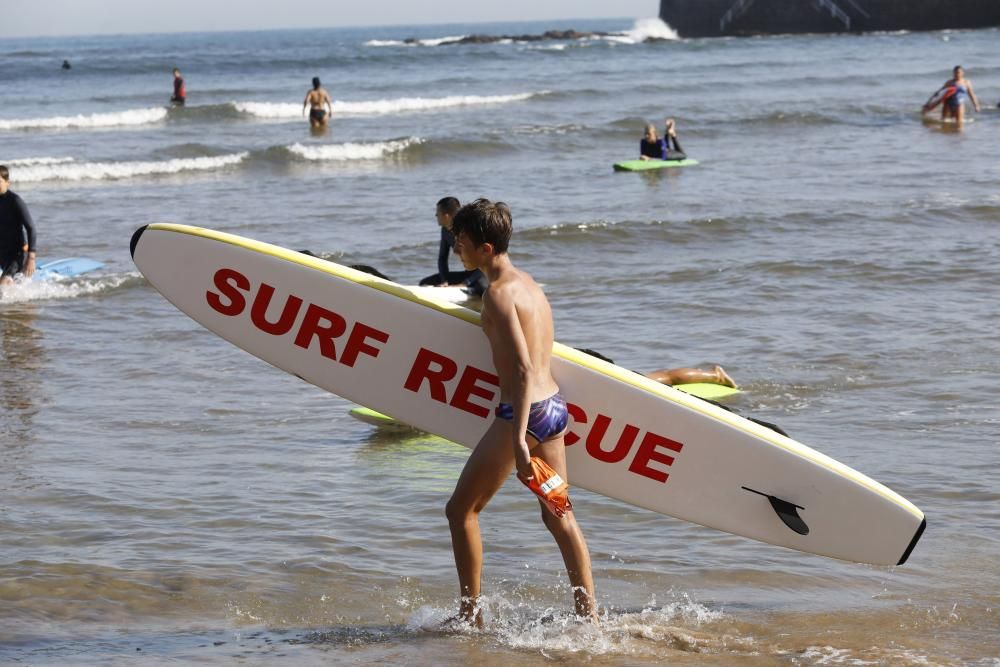 Jóvenes de salvamento en la playa