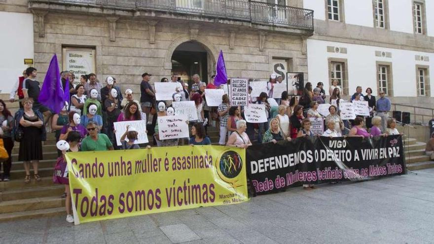 Participantes en una concentración contra el maltrato frente al Marco de Vigo. // Adrián irago