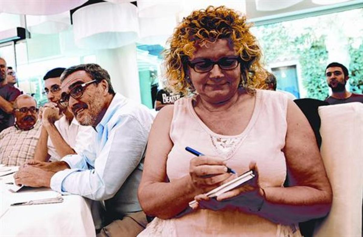 Marina Geli pren notes al costat d’Àngel Ros i, a l’esquerra, Manel Nadal.