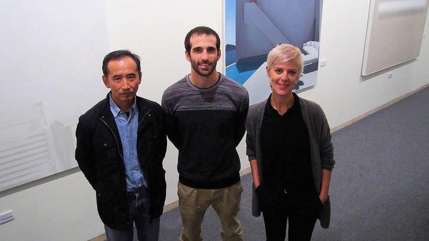 Teruhiro Ando, Pablo Astrain y Jezabel Rodríguez, ante las obras premiadas, ayer, en la Pola.