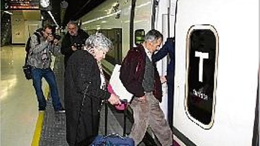 Diversos passatgers pujant ahir al TAV entre Barcelona i Màlaga.