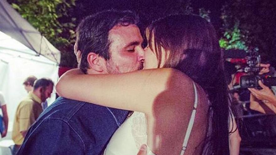 Alberto Garzón y su novia, Anna Ruiz, se besan para una foto.